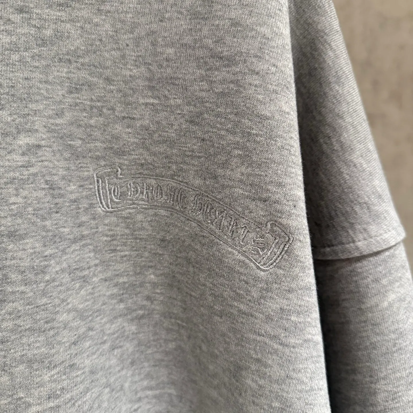 🅿️380 [Strict quality control] CH Croixin's new long-sleeved hooded sweatshirt. The fabric is made of heavy 480g double yarn fabric. The whole garment is washed. The front and rear panels are laser burned. The ready-to-wear wash is loose. The fabric is stiff and stylish. It does not deform or shrink. Color: black, white, floral gray. Size: M-2xl